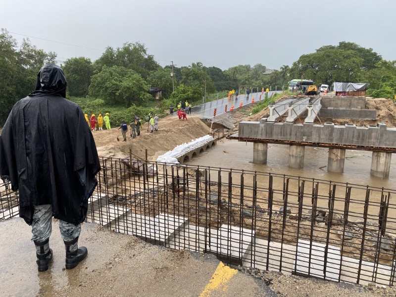 Habilitan paso provisional en puente El Tuzal de Petatlán