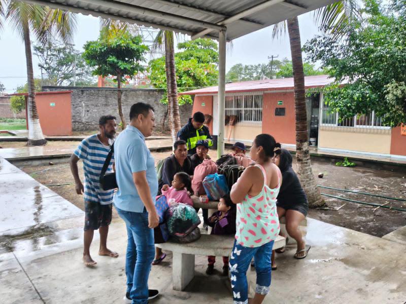 Habilitan refugio temporal para familias evacuadas de Boca de Pascuales