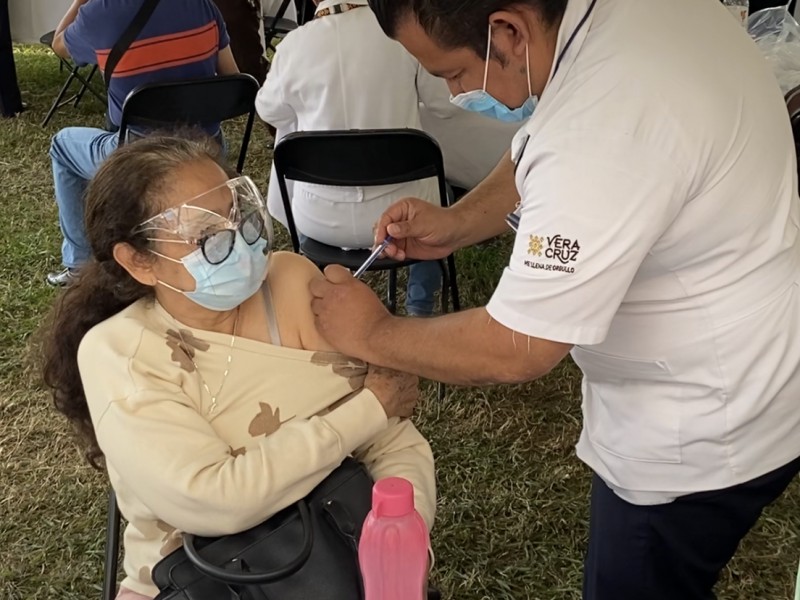 Habilitan registro para que docentes reciban vacuna contra covid