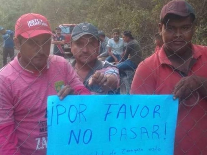 Habitantes bloquean camino en Sierra de Tecpan Covid-19