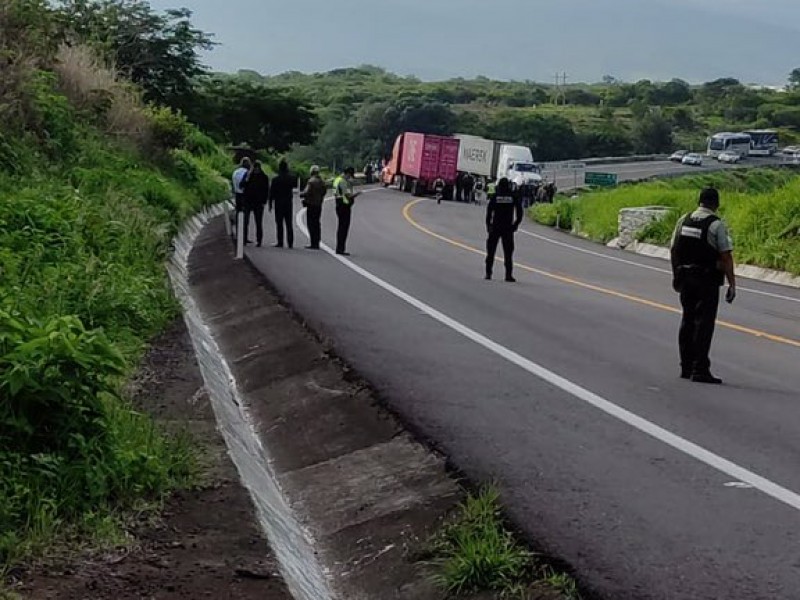 Habitantes bloquean carretera en la Siglo XXI