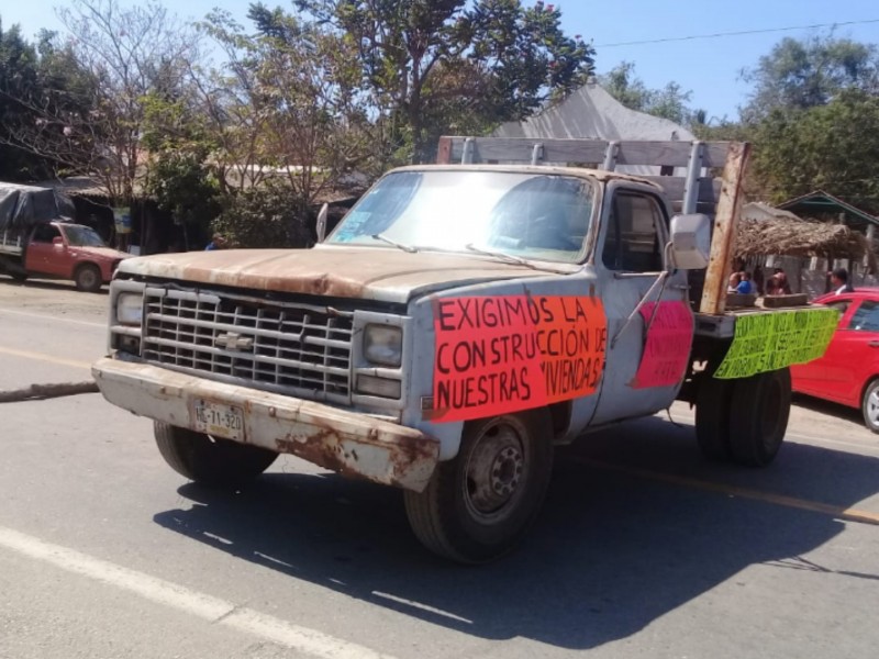 Habitantes bloquean carretera federal Acapulco-Zihuatanejo