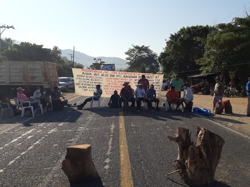 Habitantes bloquean carretera nacional en Papanoa, piden diálogo con CFE
