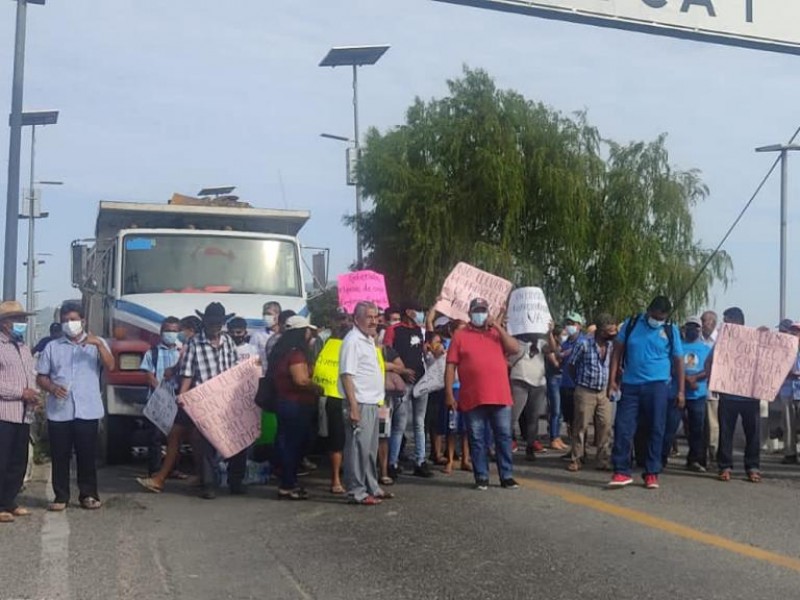 Habitantes bloquean Puente en Coyuca; piden instalar cuartel de GN