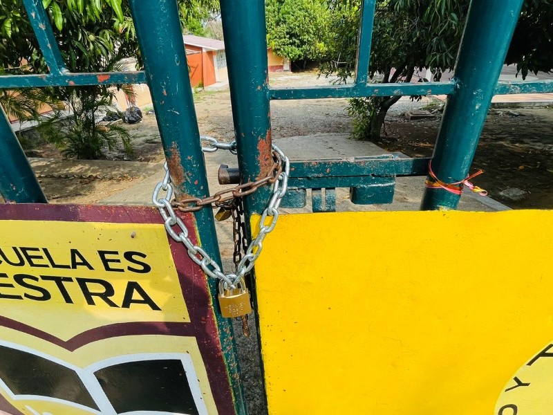 Habitantes cierran primaria en Santa Rosa; piden retorno de maestros