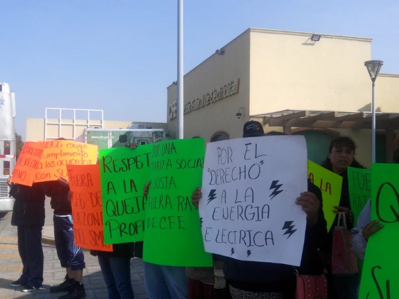 Habitantes cierran vialidad por altos cobros de luz