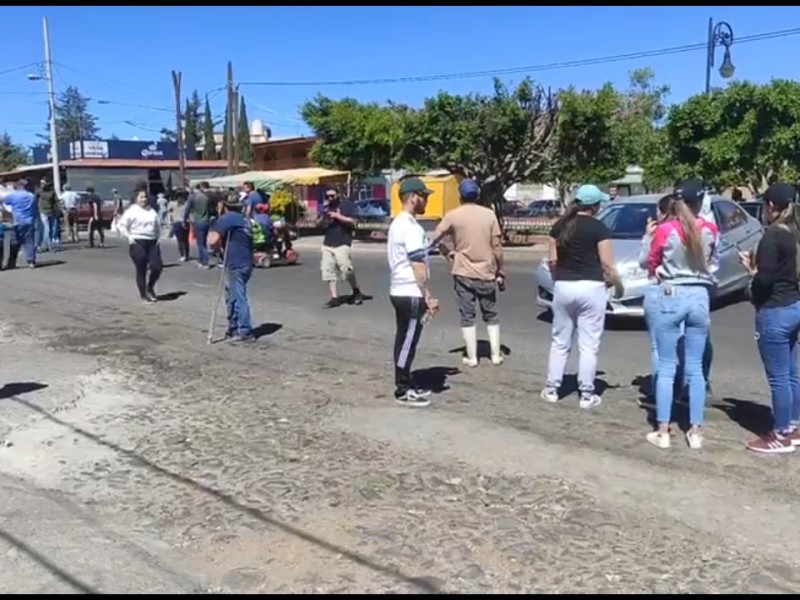Habitantes de Abadiano bloquean carretera Jiquilpan-Manzanillo