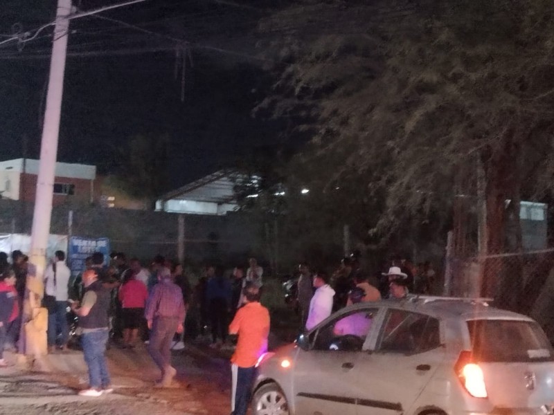 Habitantes de Ajalpan retienen a federales por clausura de pozo
