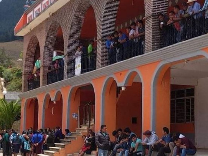 Habitantes de Alcomunga toman presidencia ante ausencia de edil