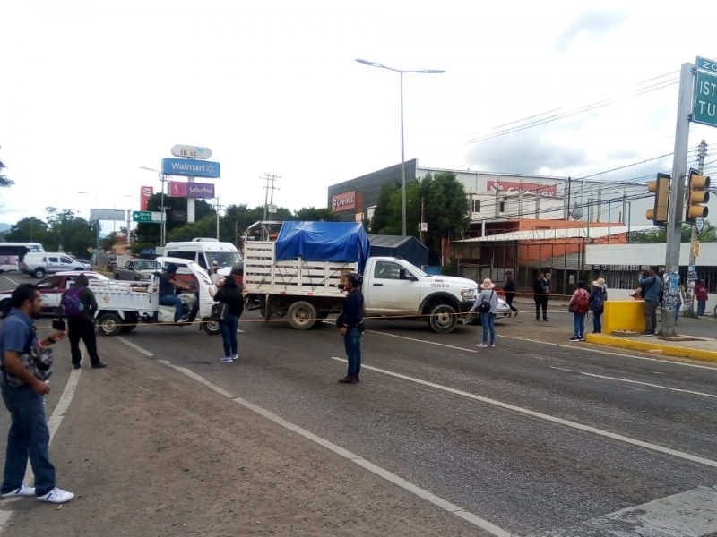 Habitantes de Amatlán exigen recurso para damnificados del huracán Agatha