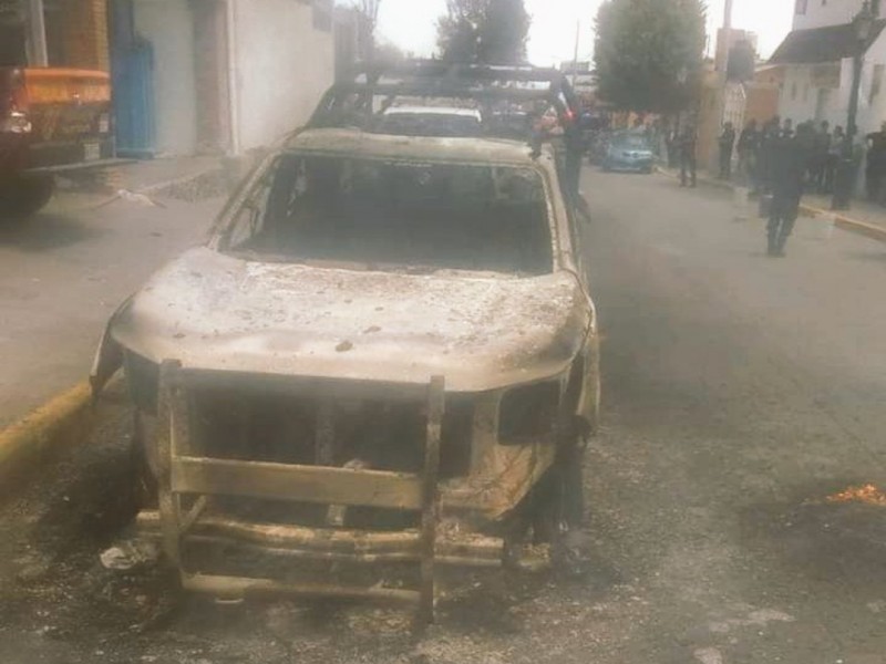 Habitantes de Calpan incendian unidades de la policía