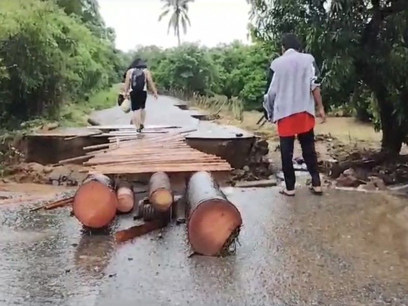 Habitantes de Carrizal de Cinta Larga improvisan puente de tablas