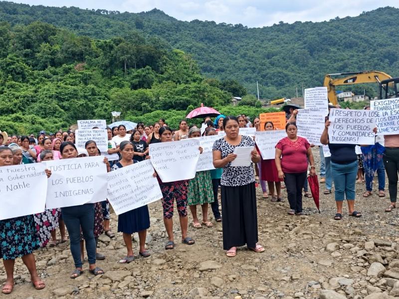 Habitantes de Chahuatlán exigen reconstrucción de puente dañado desde 2021