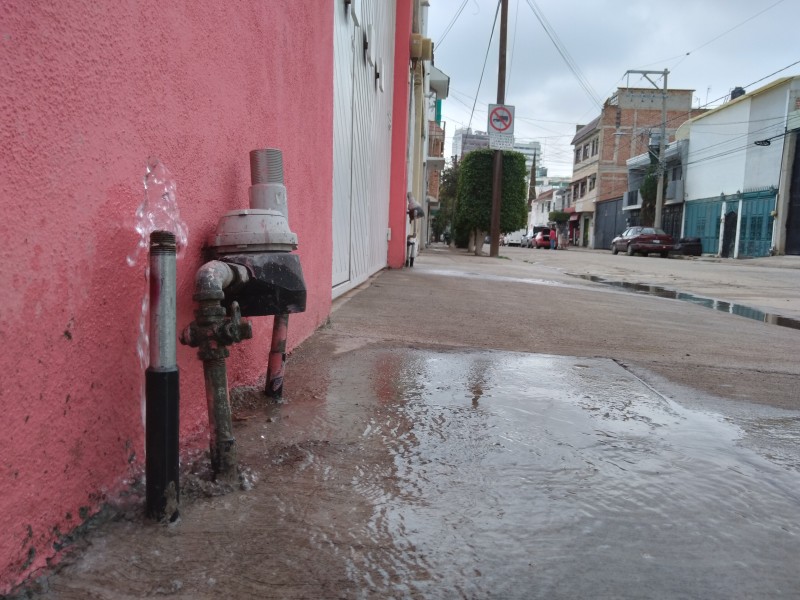 Habitantes de Colonia Las Fuentes reportan aparente fuga de agua