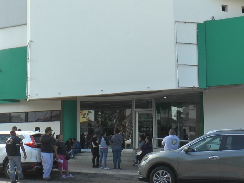 Habitantes de colonia Olas Altas amenazan con plantón en CFE