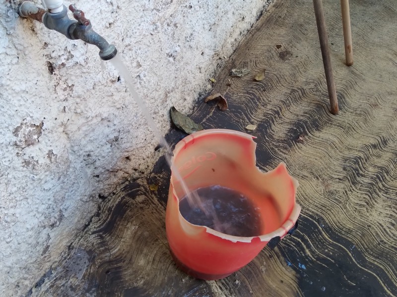 Habitantes de colonia zamorana denuncian agua sucia en sus viviendas