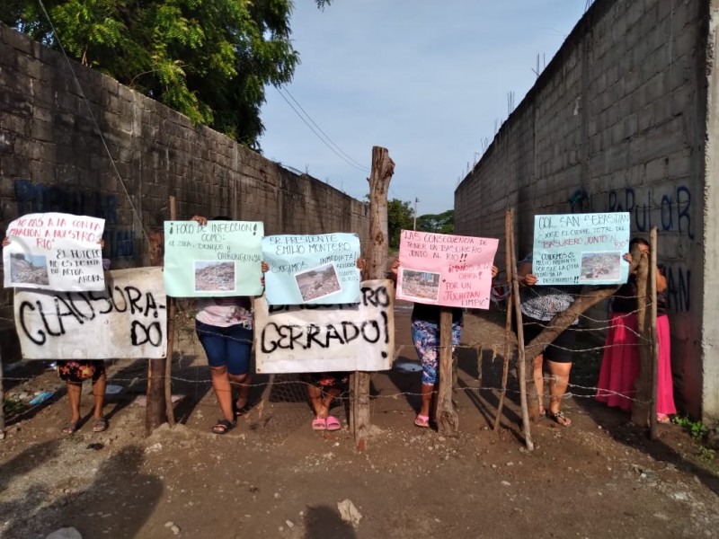 Habitantes de colonias cierran basurero en Juchitán