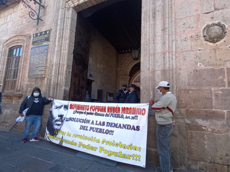 Habitantes de colonias irregulares toman Palacio Municipal