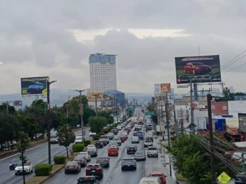 Habitantes de Corregidora bloquean y colapsan avenida constituyentes