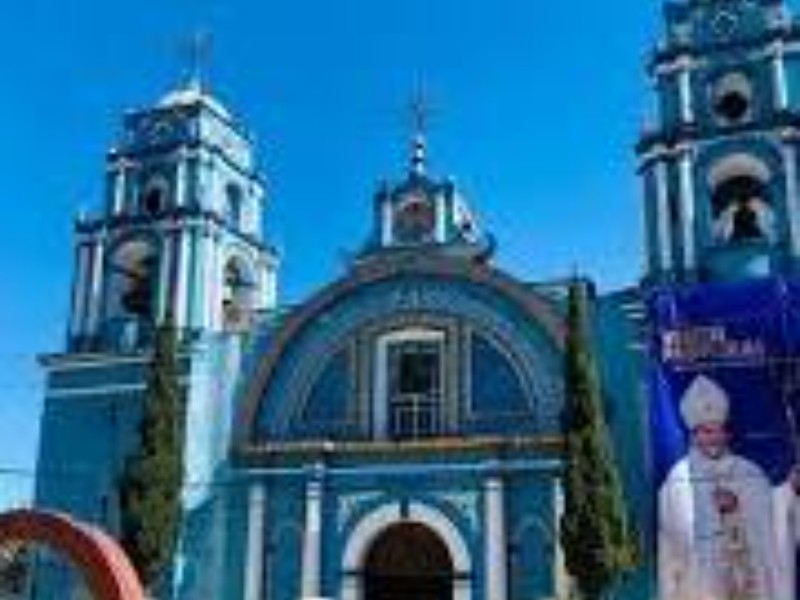 Habitantes de Coyomeapan a punto de tomar iglecia