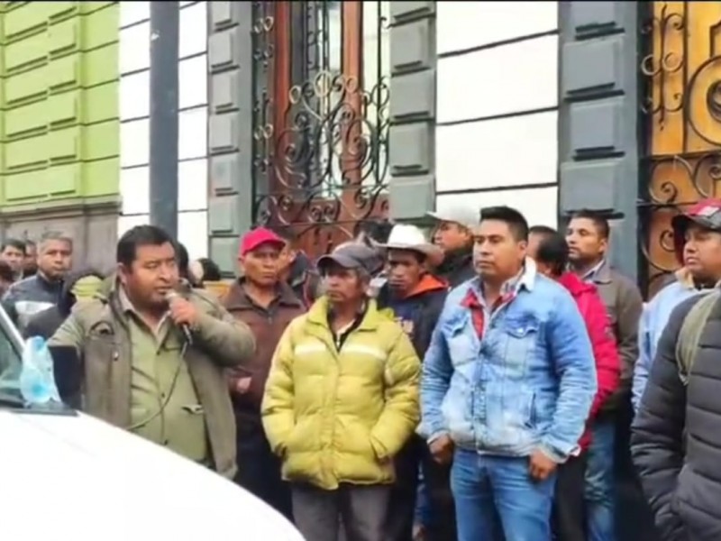 Habitantes de Coyomeapan ingresan a dialogar con autoridades gubernamentales