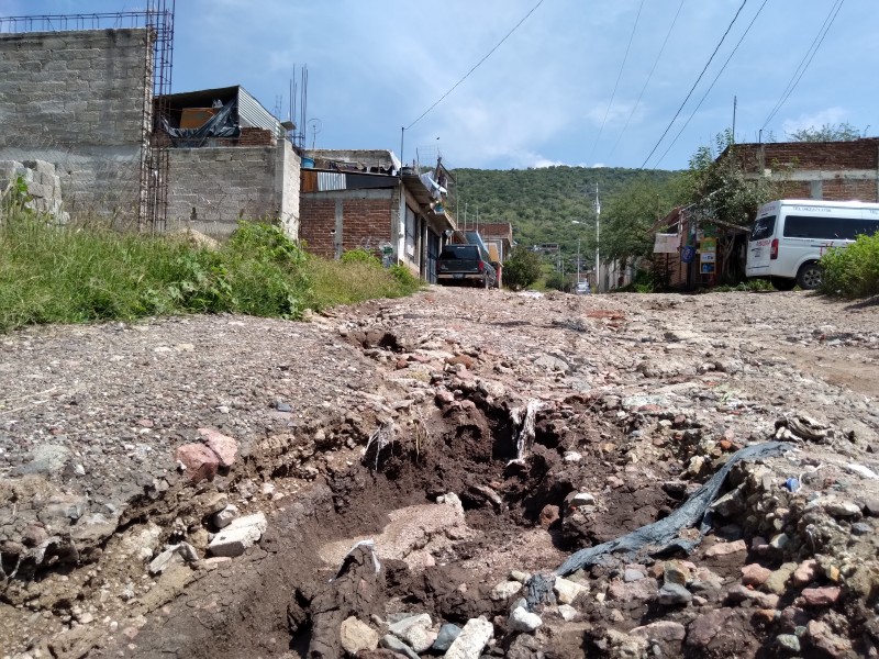 Habitantes de Cuesta del Rocío afectados por zanjas en calles