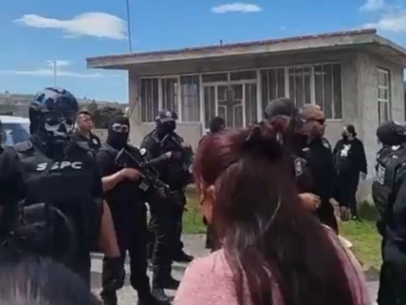 Habitantes de Esperanza enfrentan a fuerzas estatales y federales