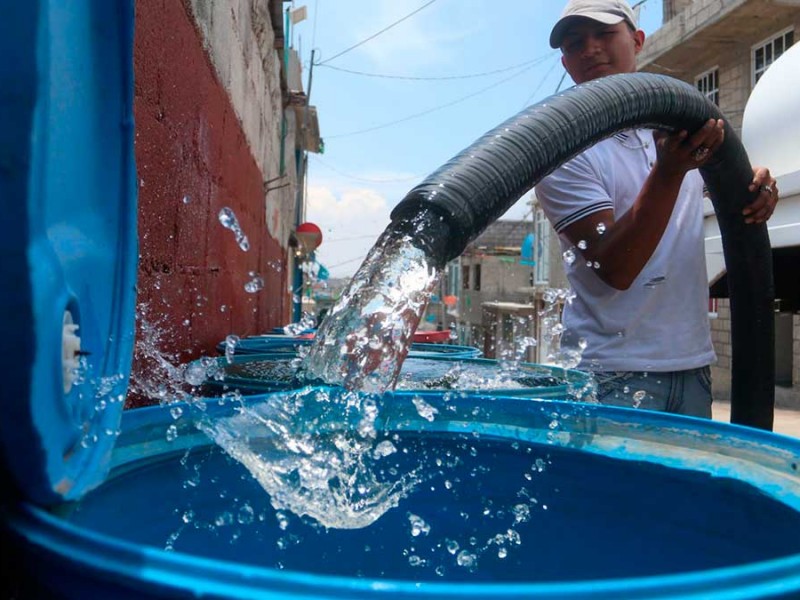 Habitantes de Fracc. San Isidro se abastecen mediante pipas