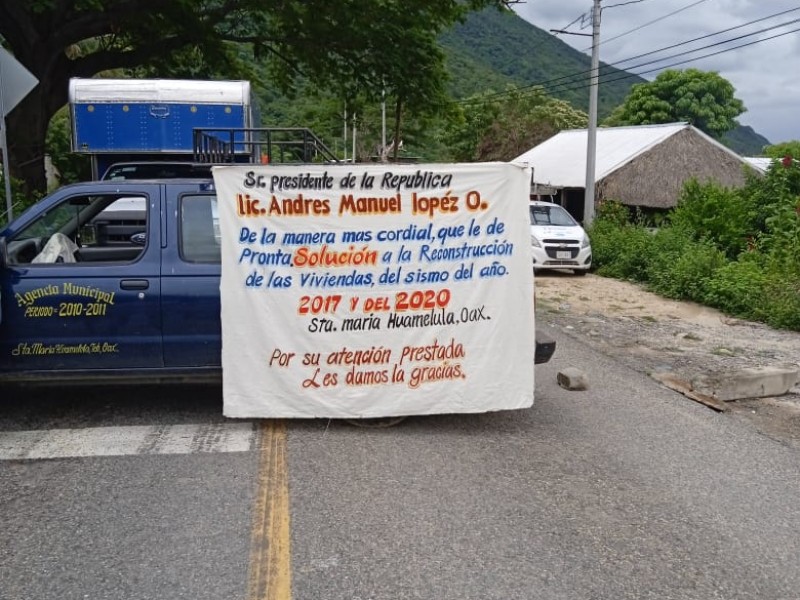 Habitantes de Huamelula realizan bloqueo carretero, demandan obras