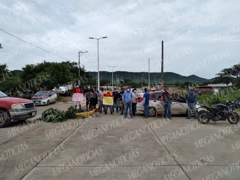 Habitantes de Huamuchil bloquean acceso de San Dionisio del Mar