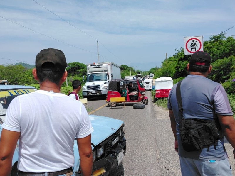 Habitantes de Jalapa del Marqués bloquean carretera por falta de agua