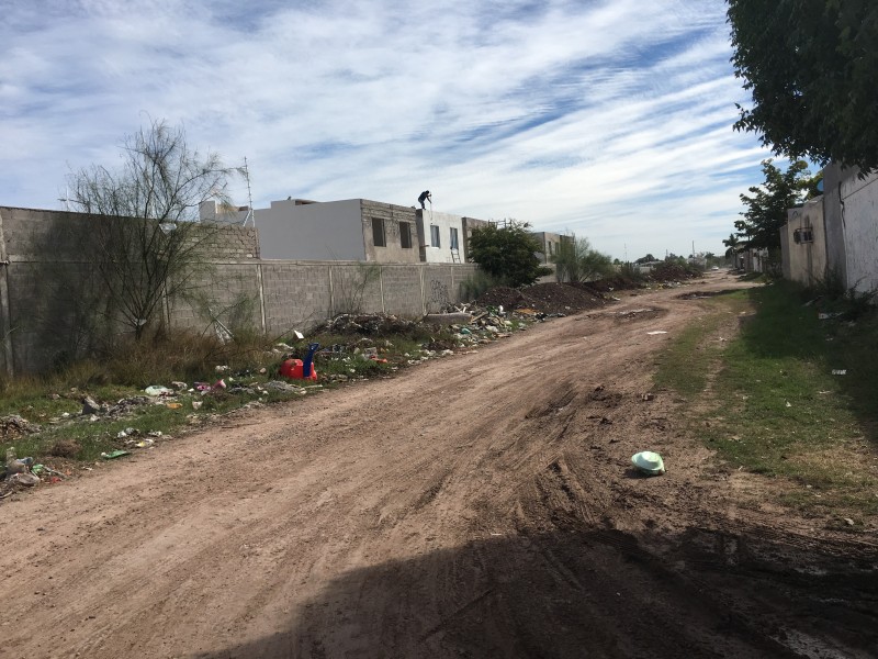 Habitantes de Jardines de Villa viven entre basura y escombro