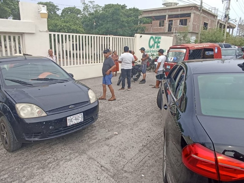 Habitantes de Juchitán bloquean CFE por constantes fallas eléctricas