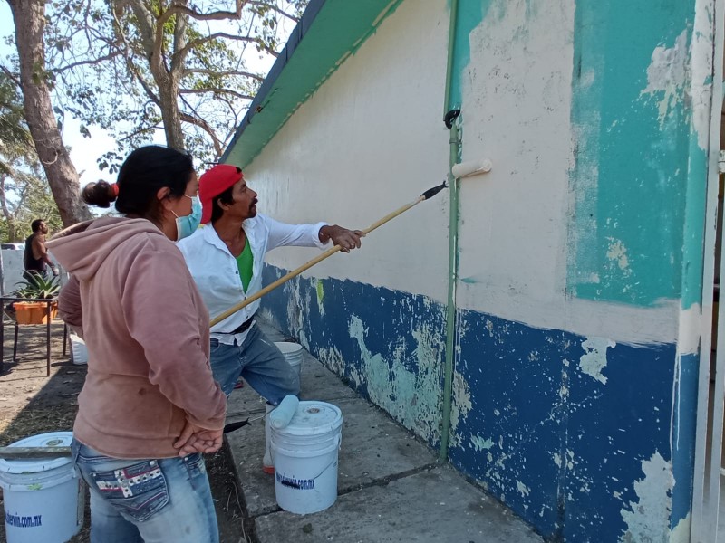 Habitantes de La Mata, rehabilitan escuela primaria