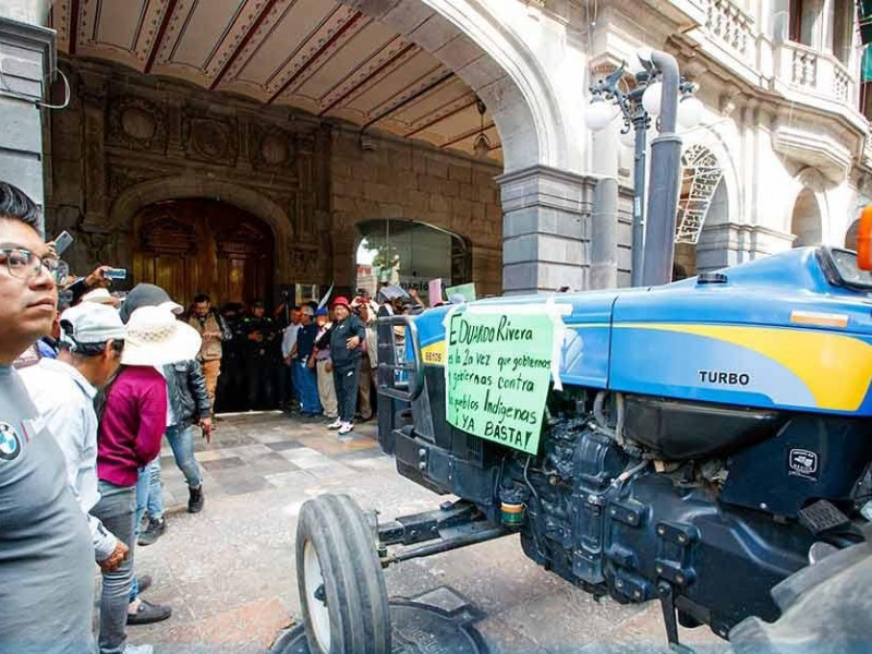 Habitantes de la Resurrección se manifiestan en ayuntamiento poblano