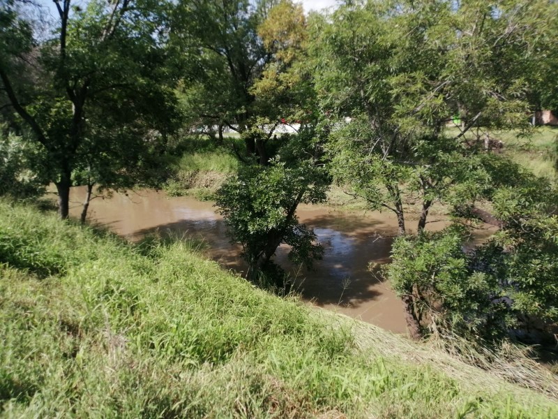 Habitantes de ''La Rueda'' SJR desalojaron viviendas ante posible desbordamiento