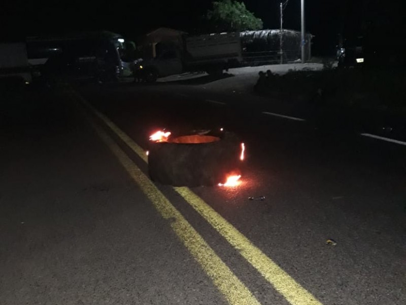 Habitantes de la sierra bloquean carretera Zihuatanejo-Lázaro Cárdenas