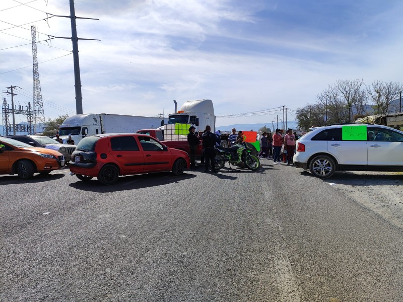 Habitantes de León Guzmán bloquean carretera en demanda de agua