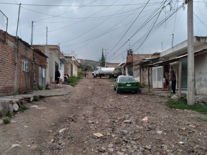 Habitantes de Lomas de Medina sufren desabasto de agua potable