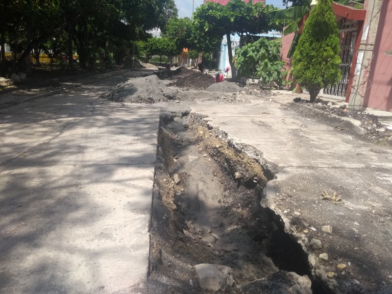 Habitantes de Los Manguitos entre aguas negras