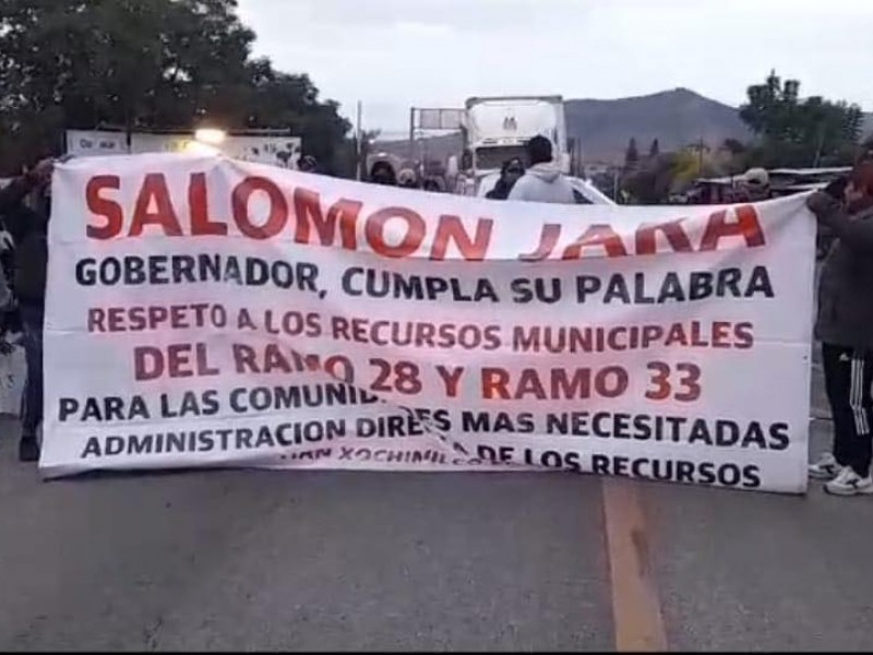 Habitantes de Magdalena Apasco bloquean carretera para exigir recursos