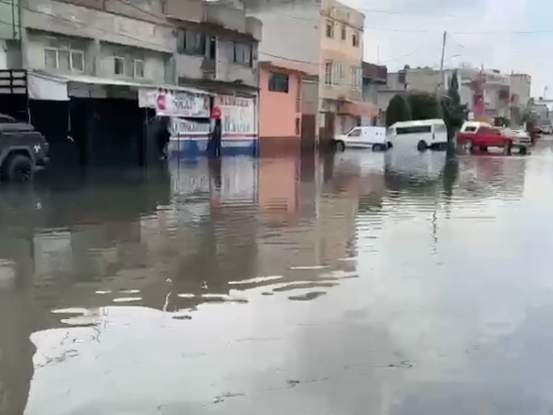 Habitantes de Nezahualcóyotl siguen bajo el agua tras 48 horas de inundaciones