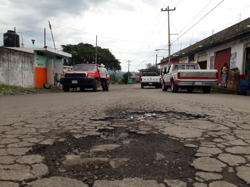 Denuncian baches alrededor de plaza de Pantanal