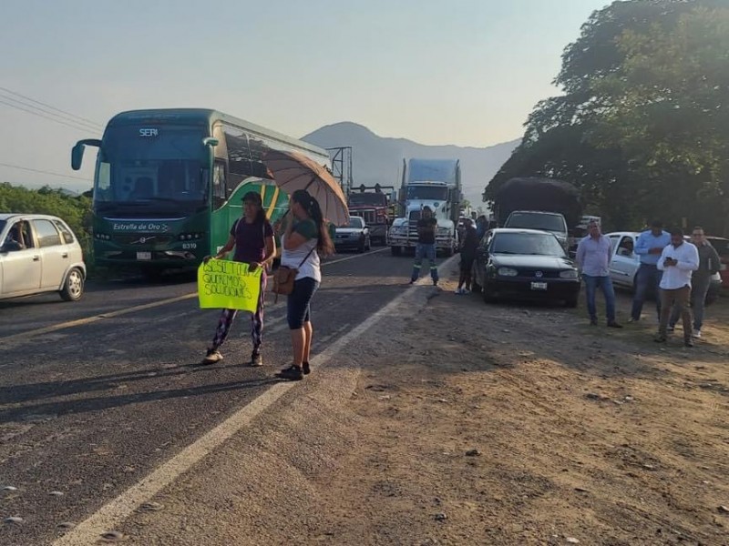 Habitantes de Papanoa liberan carretera Acapulco-Zihuatanejo