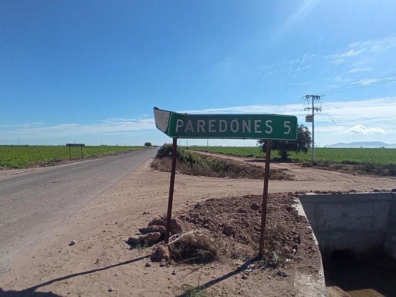 Habitantes de Paredones exigen reparación de carretera, temen accidentes automovilísticos