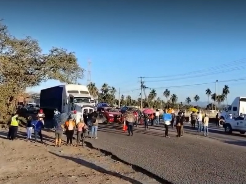Habitantes de Petacalco bloquearon carretera Zihuatanejo-Lázaro Cárdenas