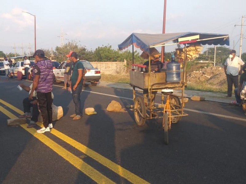 Habitantes de Playa Vicente bloquean la carretera federal en Juchitán
