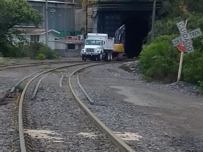 Habitantes de Puente Colorado bloquean vías del tren