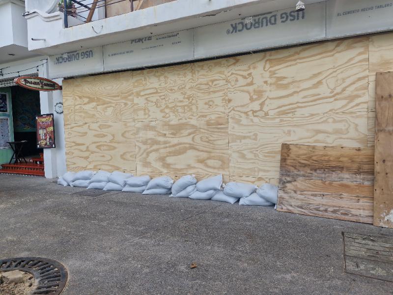 Habitantes de Puerto Vallarta se preparan ante el huracán Simon; piden evacuar