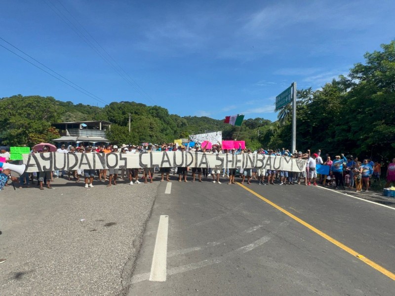 Habitantes de Puerto Vicente Guerrero bloquean carretera Acapulco-Zihuatanejo